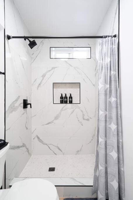 * Bueno Bueno Casita * / 7 Min To Downtown / 4 Bdr Holiday home